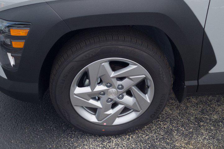 New 2027 Gray HYUNDAI SE FWD image 10
