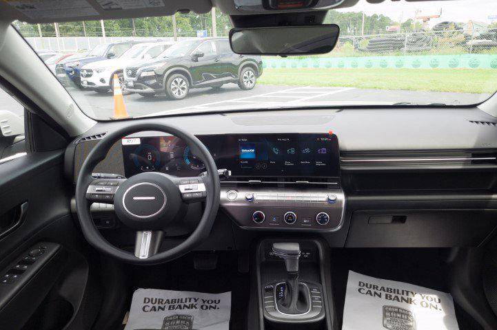 New 2027 Gray HYUNDAI SE FWD image 18