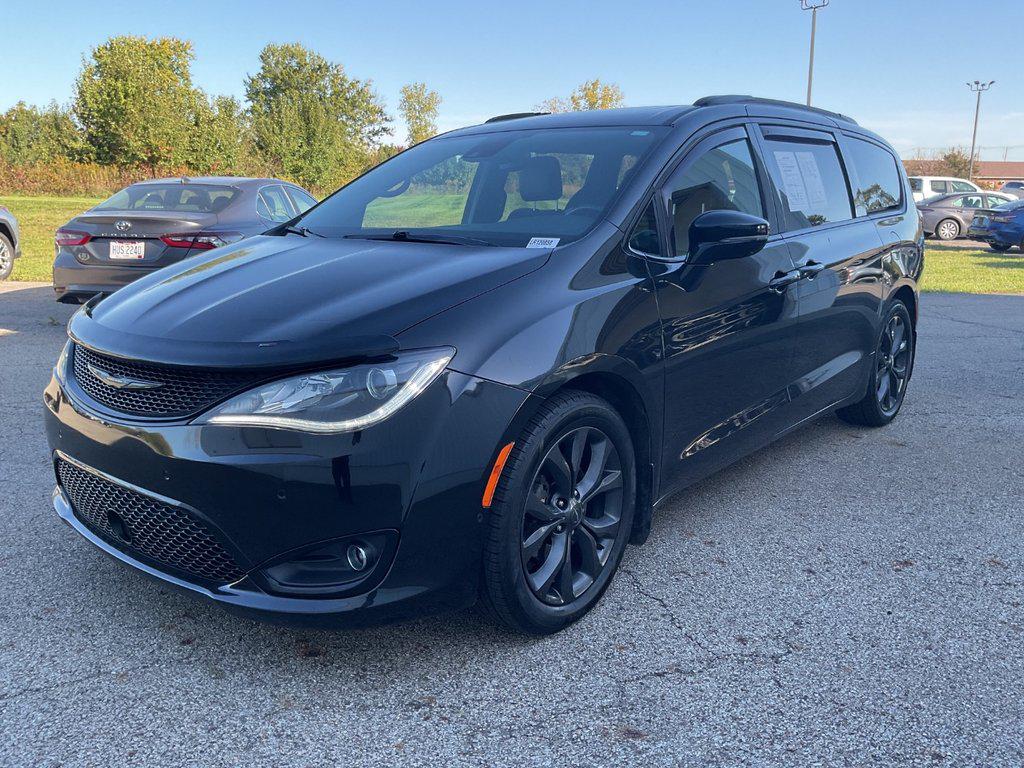 Brilliant Black Crystal Pearlcoat 2020 Chrysler Pacifica Minivan Front-Wheel Drive Automatic