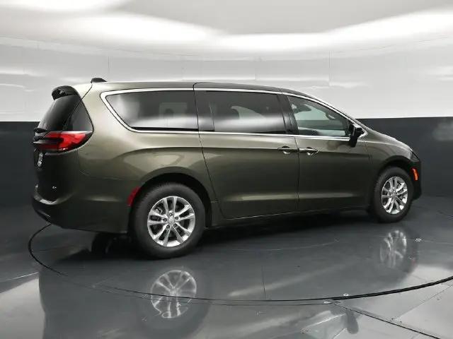 2027 Chrysler Pacifica Select AWD