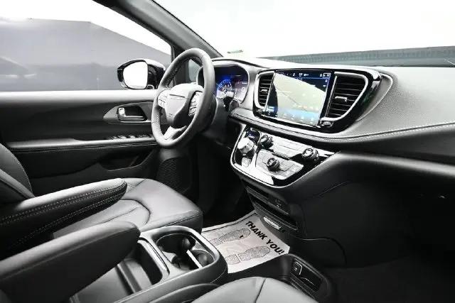 2027 Chrysler Pacifica Select AWD