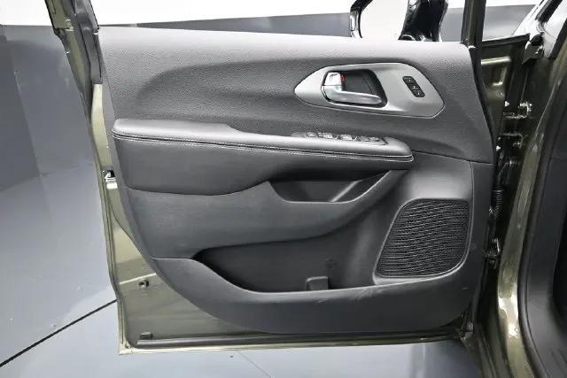 2027 Chrysler Pacifica Select AWD