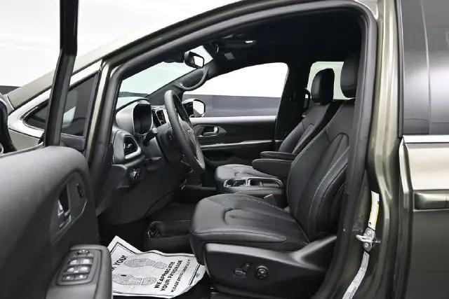 2027 Chrysler Pacifica Select AWD