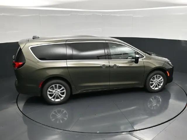 2027 Chrysler Pacifica Select AWD
