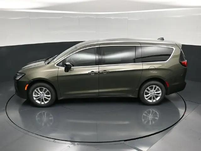 2027 Chrysler Pacifica Select AWD
