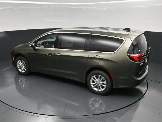 2027 Chrysler Pacifica Select AWD