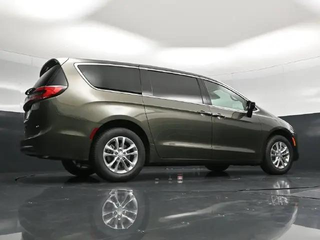 2027 Chrysler Pacifica Select AWD