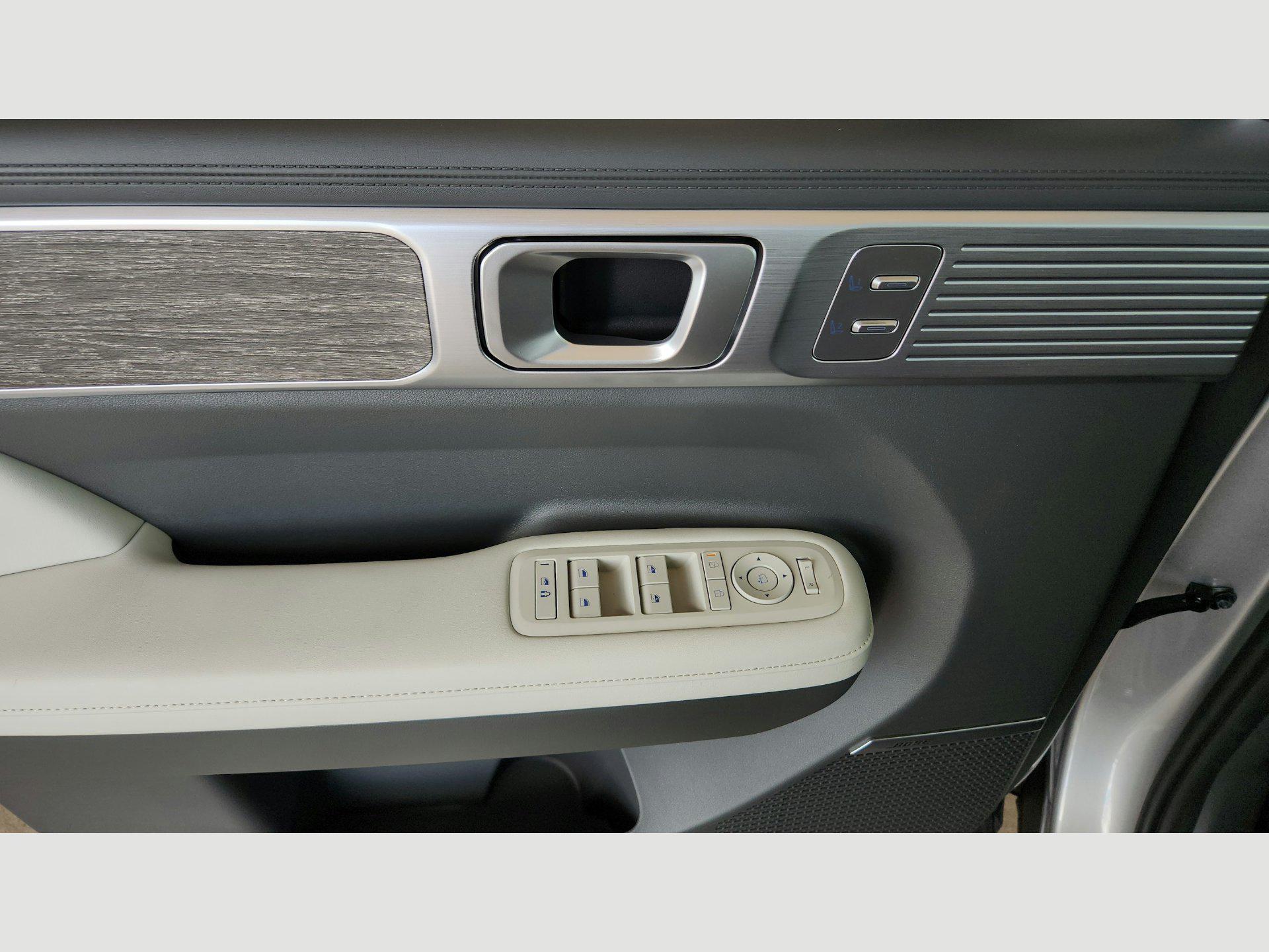 2025 Hyundai Santa Fe Limited - Photo 22