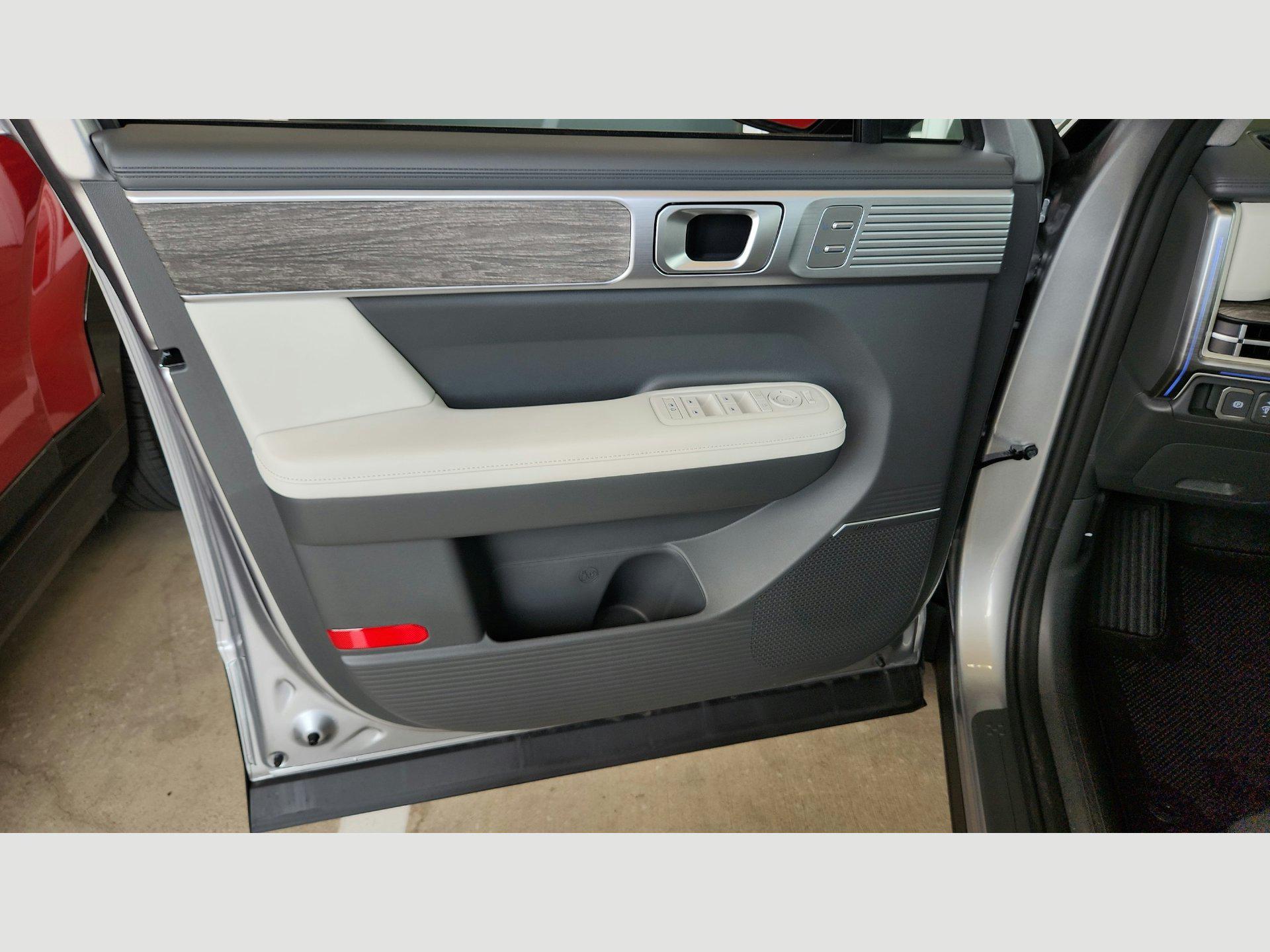2025 Hyundai Santa Fe Limited - Photo 23