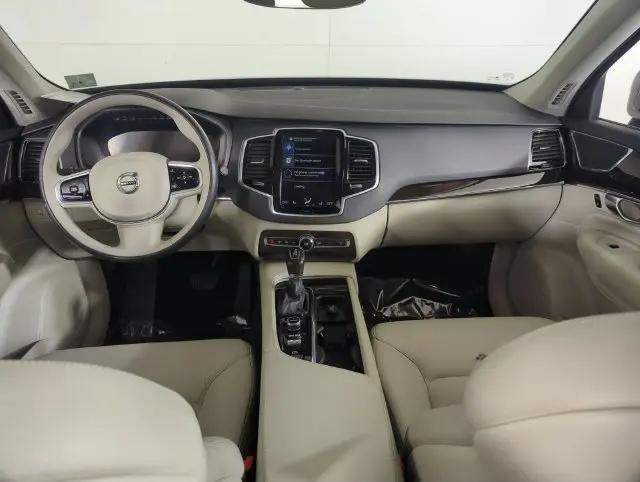 2017 Volvo XC90 T6 Momentum