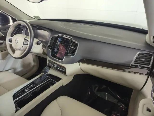 2017 Volvo XC90 T6 Momentum