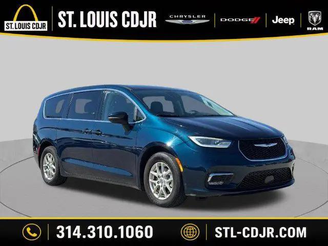 2023 Chrysler Pacifica Touring L for sale in Bridgeton, MO
