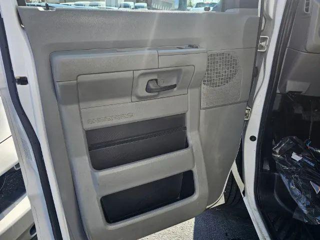 2017 Ford E-450 Cutaway Base