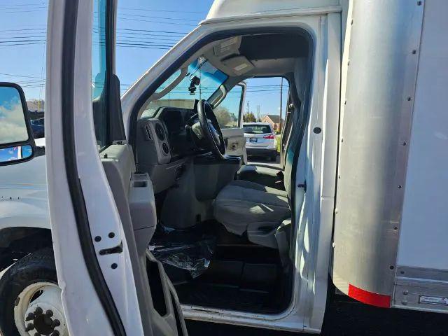 2017 Ford E-450 Cutaway Base