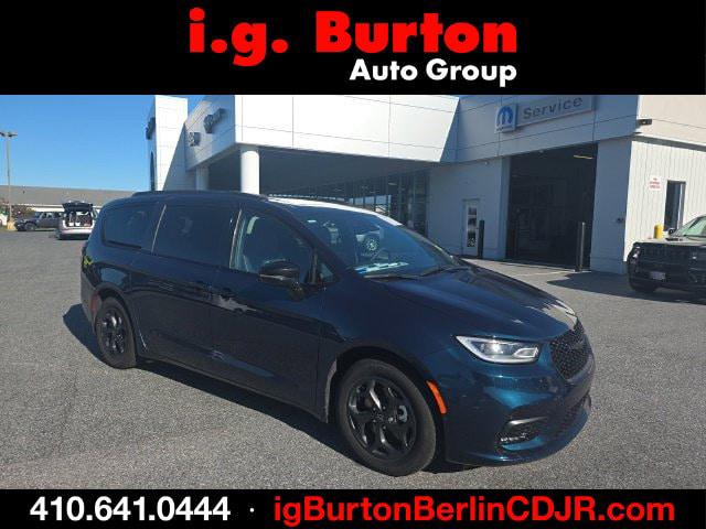 2025 Chrysler Pacifica Hybrid Premiuim S Appearance Package