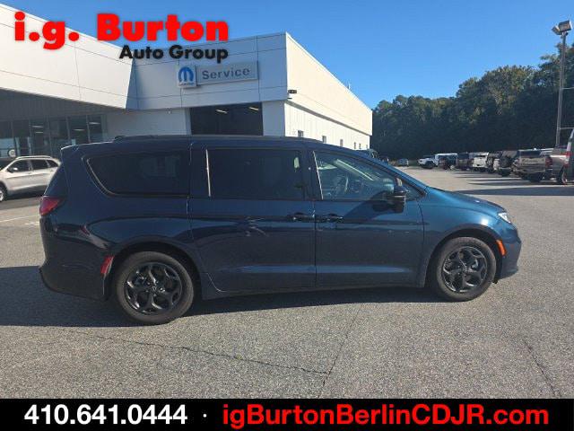 2025 Chrysler Pacifica Hybrid Premiuim S Appearance Package