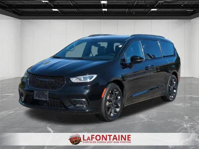 2025 Chrysler Pacifica Limited for sale in Fenton, MI