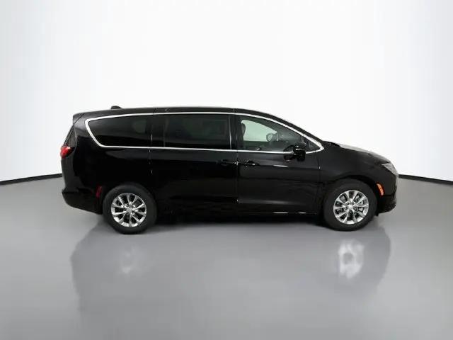 2027 Chrysler Pacifica Select AWD