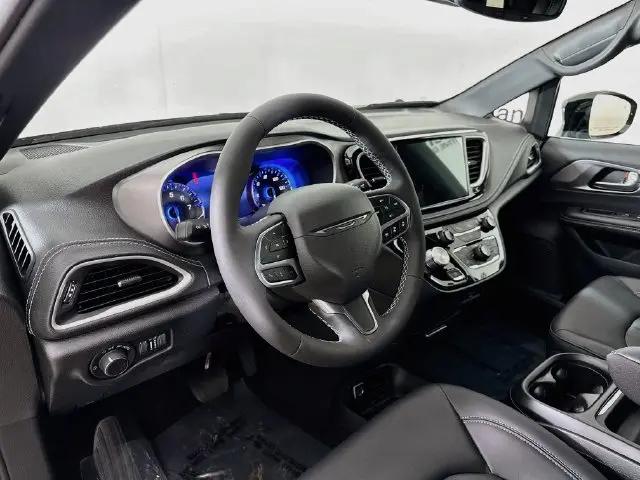 2027 Chrysler Pacifica Select AWD