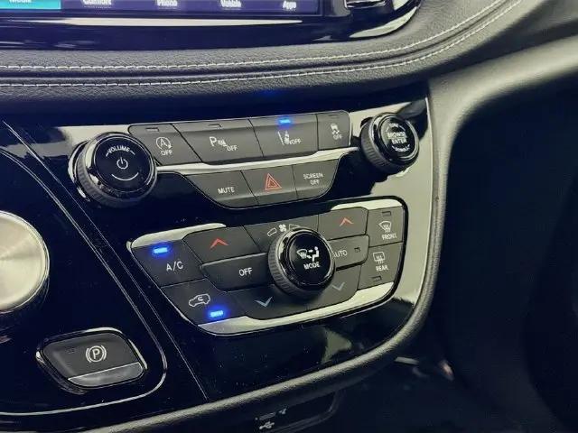 2027 Chrysler Pacifica Select AWD