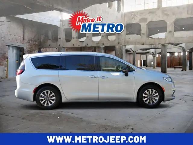 2024 Chrysler Pacifica Hybrid Select for sale in Chicopee, MA
