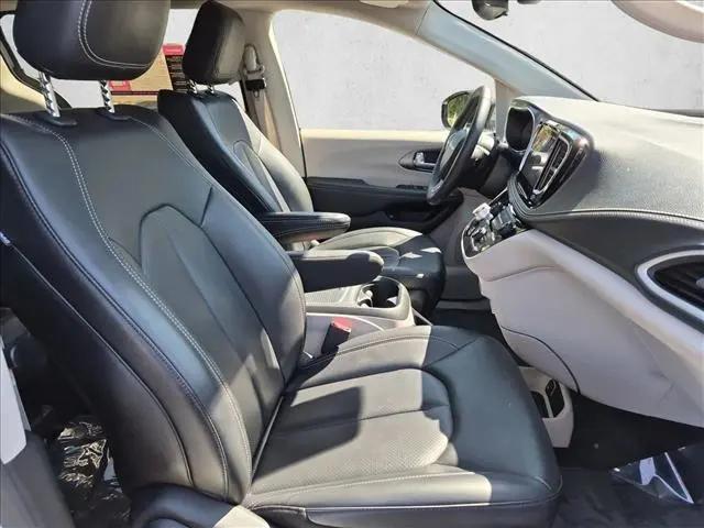 2024 Chrysler Pacifica Hybrid Select
