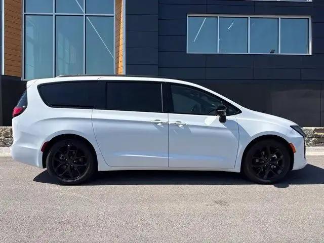 2027 Chrysler Pacifica Limited