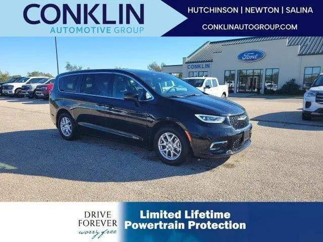 2025 Chrysler Pacifica Select for sale in Newton, KS
