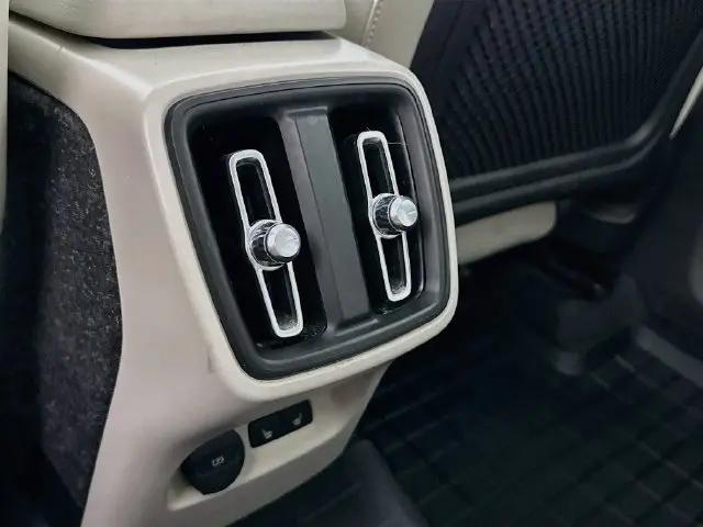 2021 Volvo XC40 T5 Momentum
