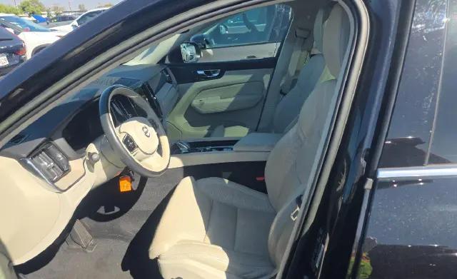 2023 Volvo XC60 B5 Ultimate Bright Theme