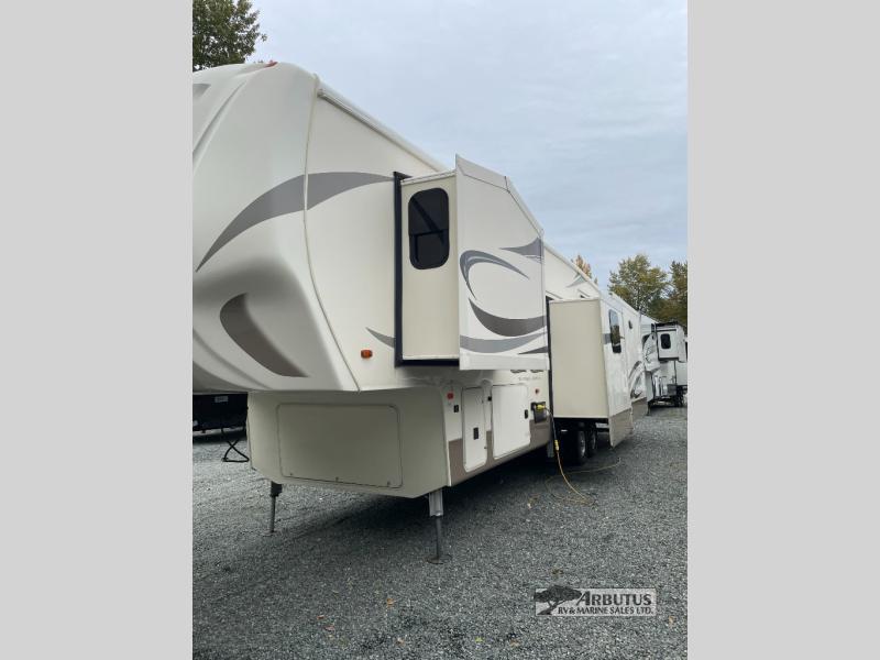 2018 FOREST RIVER Cedar Creek Silverback 37MBH FIFTH WHEEL