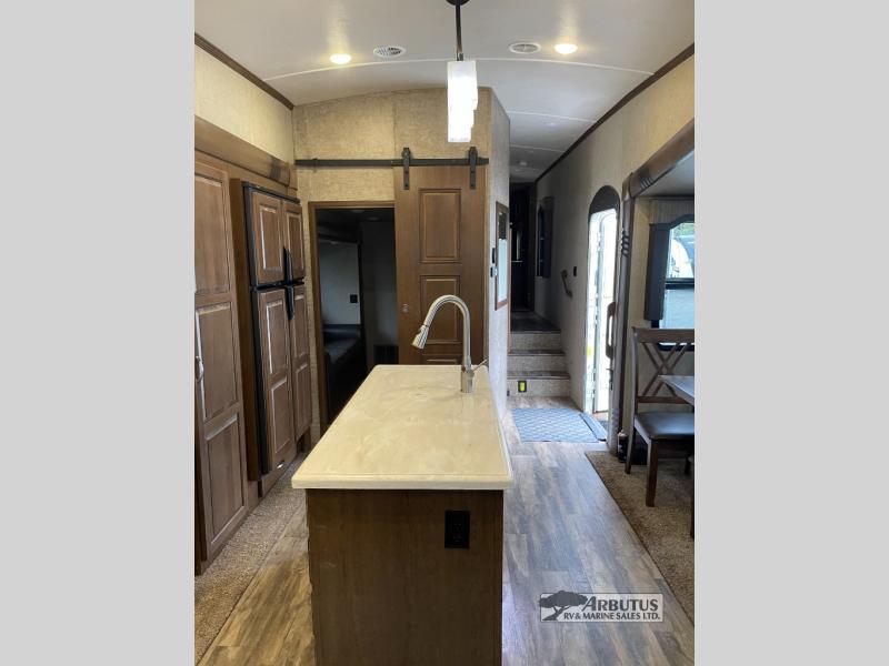 2018 FOREST RIVER Cedar Creek Silverback 37MBH FIFTH WHEEL