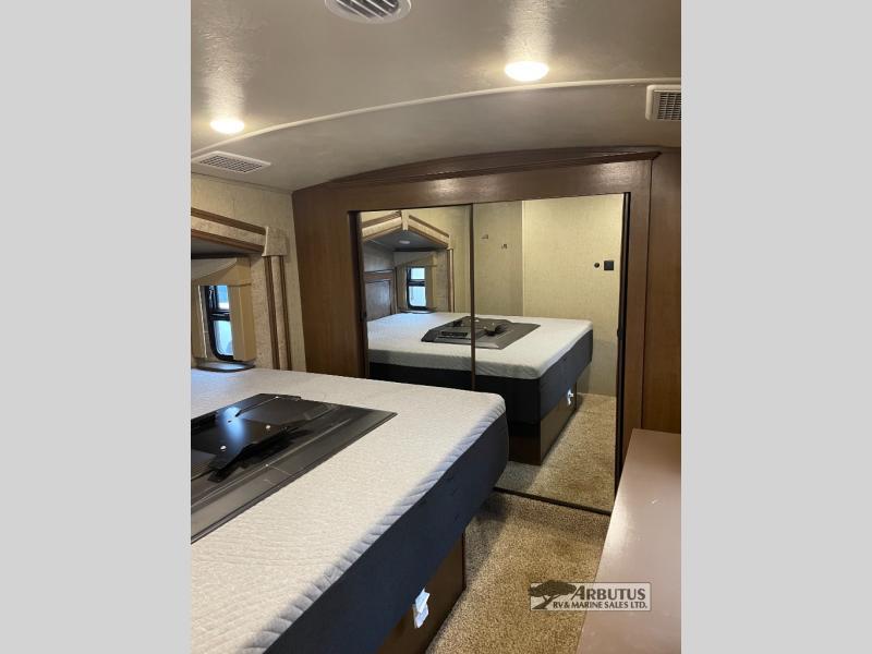 2018 FOREST RIVER Cedar Creek Silverback 37MBH FIFTH WHEEL