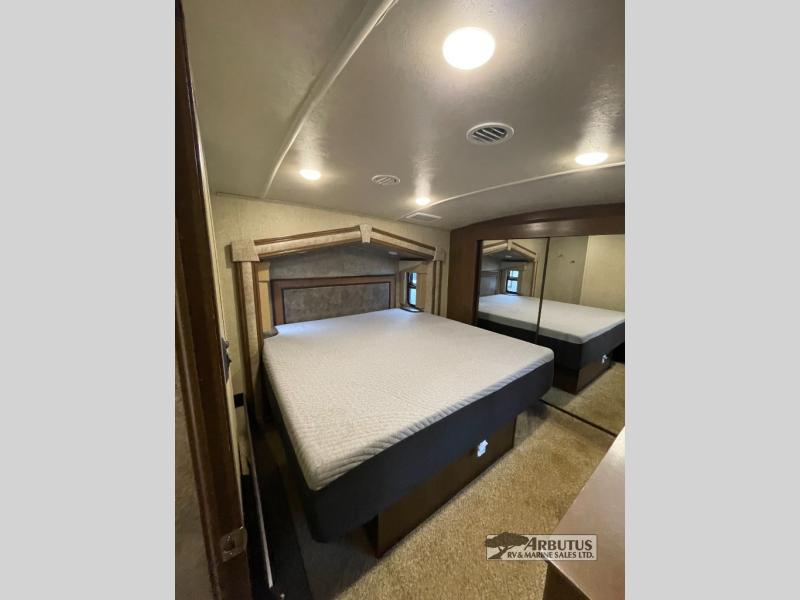 2018 FOREST RIVER Cedar Creek Silverback 37MBH FIFTH WHEEL