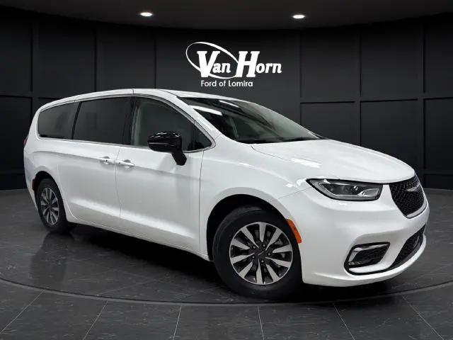 2024 Chrysler Pacifica Hybrid Select for sale in Lomira, WI