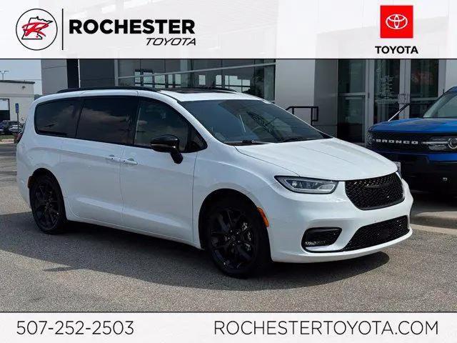 2025 Chrysler Pacifica Limited for sale in Rochester, MN