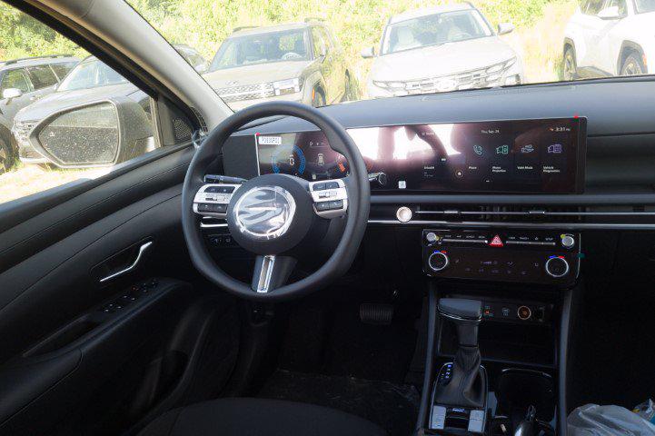 New 2026 White HYUNDAI SEL Plus FWD image 18