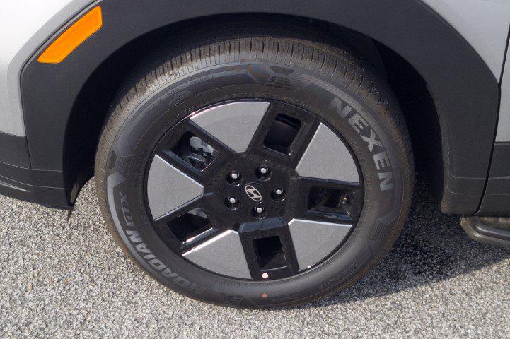 New 2026 Silver HYUNDAI SEL Plus FWD image 12