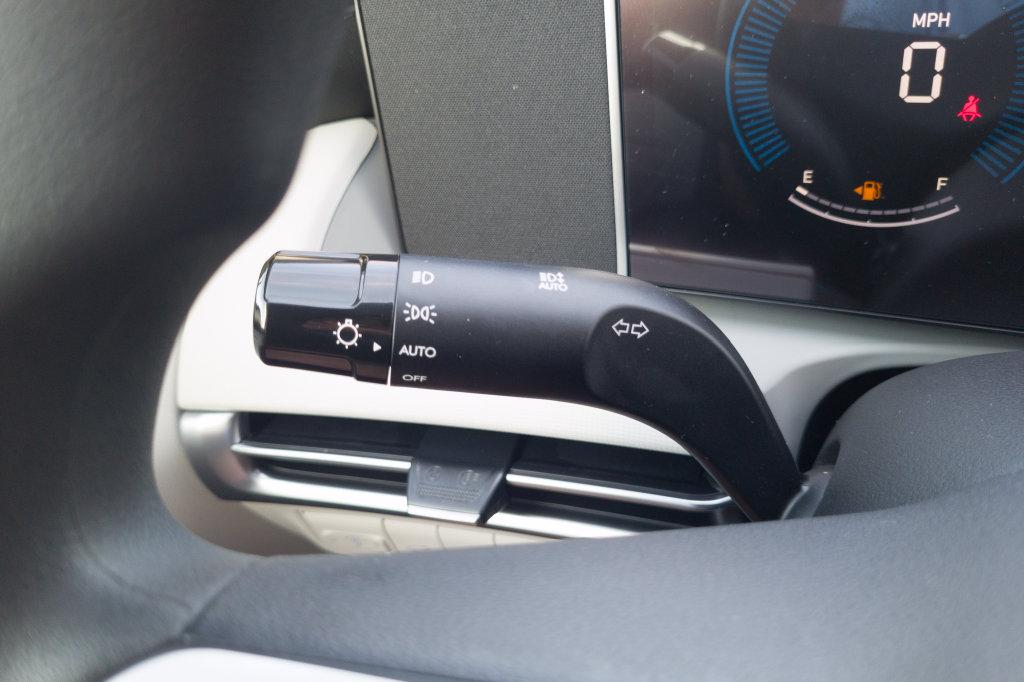 New 2026 Silver HYUNDAI SEL Plus FWD image 29
