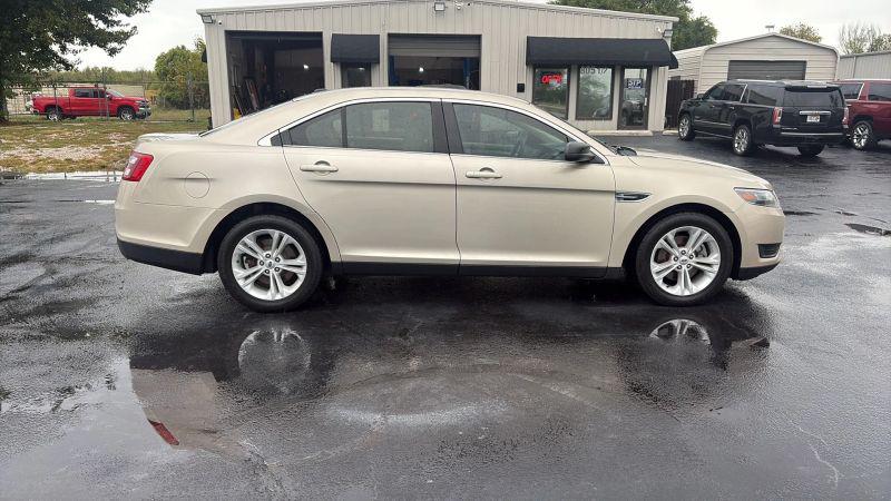 2017 Ford Taurus SE