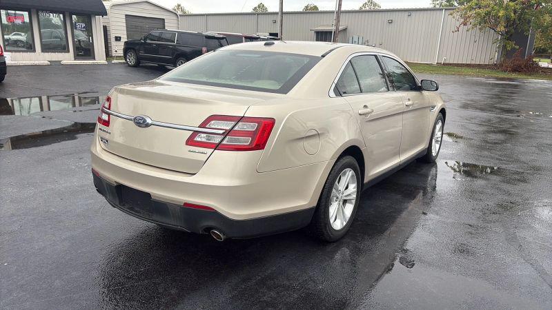 2017 Ford Taurus SE