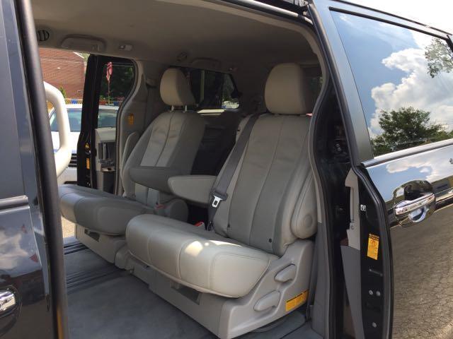 2014 Toyota Sienna XLE 7-Passenger Auto Access Seat