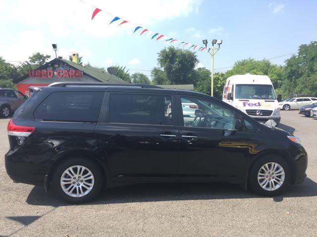 2014 Toyota Sienna XLE 7-Passenger Auto Access Seat