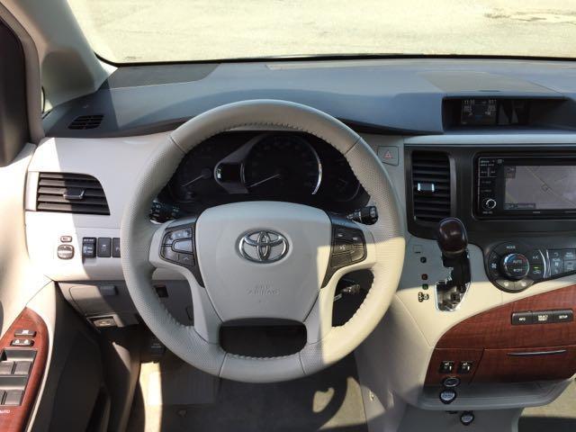 2014 Toyota Sienna XLE 7-Passenger Auto Access Seat