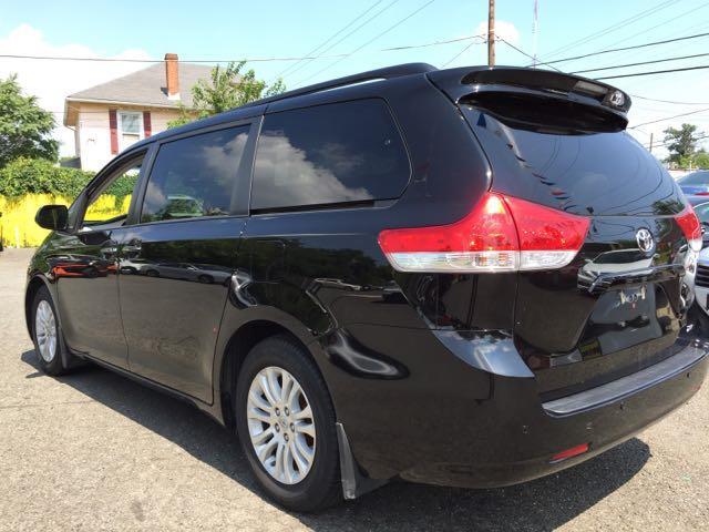 2014 Toyota Sienna XLE 7-Passenger Auto Access Seat