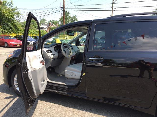 2014 Toyota Sienna XLE 7-Passenger Auto Access Seat